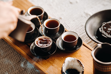 在一家大公司举行茶仪式时 为茶会特写倒茶茶杯茶壶文化浓茶传统开水木头杯子礼仪太阳神图片