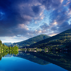 意大利阿尔卑斯山高山山脉山区湖港口反射旅行森林阳光日出高山日落顶峰天空图片