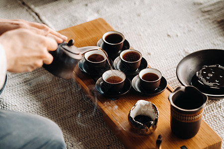 在一家大公司举行茶仪式时 为茶会特写倒茶传统杯子茶杯文化木头开水太阳神浓茶礼仪菜肴图片