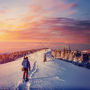 美妙的冬季风景和漫漫的旅游路线 通向图片