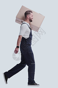 身穿内衣的人携带一个大的纸箱情绪化男性微笑邮递员概念工作服冒充盒子服务送货图片