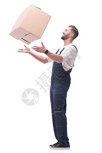 身穿内裤的笑着男人在侧面看到一个纸箱商业微笑纸板货物职业幸福包装盒子邮件送货图片