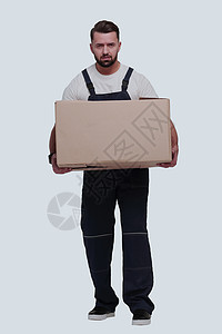 一个带着纸板盒的笑脸人 肩膀上有纸箱商业载体纸板送货邮政服务工作服白色邮递员男性图片