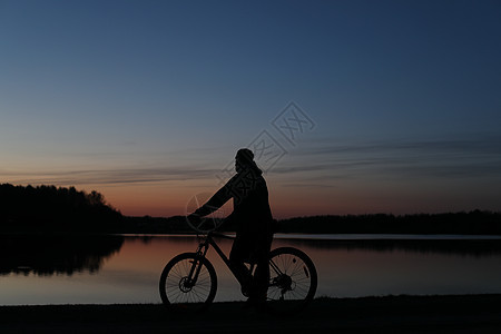 日落时 海滩上骑自行车的冒险闲暇速度行动场景男性骑术有氧运动运动晴天图片