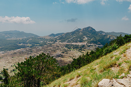 阿尔卑斯山田园诗般的山景全景 在阳光明媚的日子里 新鲜的绿色草地盛开 夏季山地景观高山 在领域的风景地平线环境旅游天空太阳远足戏图片