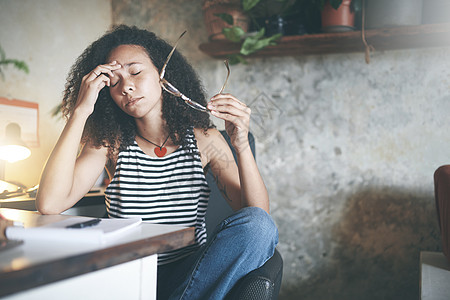 这似乎不怎么顺利啊 说起来好像有点不对劲女性活力压力职业疼痛成功企业家痛苦办公室新生意图片