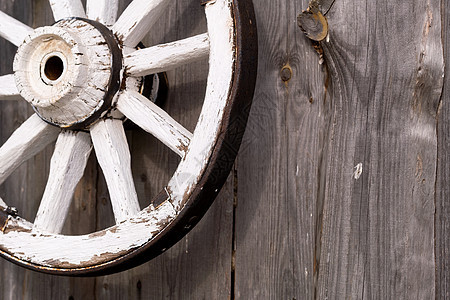 挂在谷仓墙上的旧木制车轮农场大车车皮历史性圆圈教练车辆木头古董木材图片
