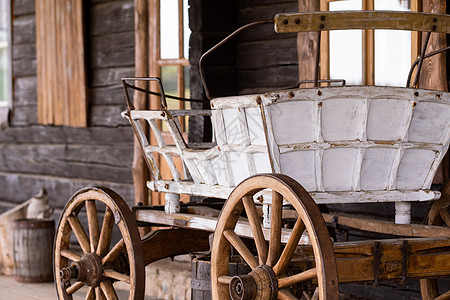 一辆空的古董马车站在西部荒野的一个牧场上货车旅游轮子牛仔历史旅行风化大车木头国家图片