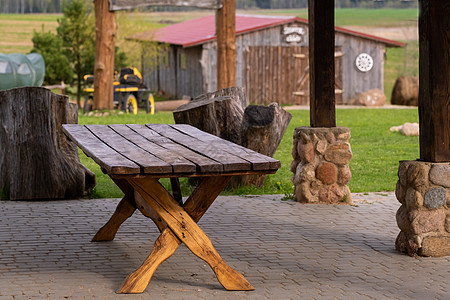 一张桌子 站在一块露天木制长袍上 站在地产旁边的土地上图片
