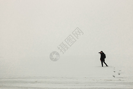 一个人站在冰雾的早晨 简单最微小的摄影作品上建设者旅行冒险裂缝蓝色冰川蓝天三脚架沙漠气候图片