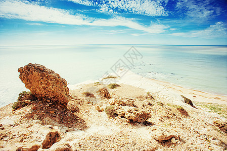 夏季的海边岩石 美丽的世界旅行海浪风景假期地平线海岸太阳海洋蓝色水平图片