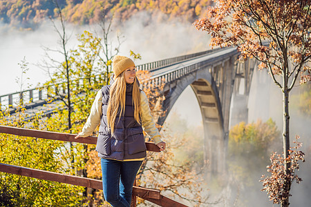 黑山背景的女性旅游者 位于Tara河雾的清晨 环游黑山概念秀场公园风景森林纪念碑观光旅游场景石头旅行图片