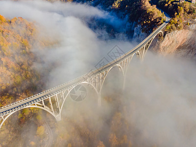 黑山大桥横跨塔拉河雾清晨地标晴天旅行峡谷建筑学森林秀场观光国家石头图片