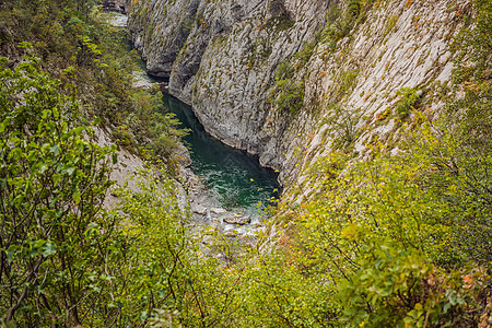 冬季莫拉卡河美丽的峡谷 黑山或欧洲巴尔干Crna Gora鸟瞰图风景旅游灰色蓝色悬崖岩石风光旅行森林图片