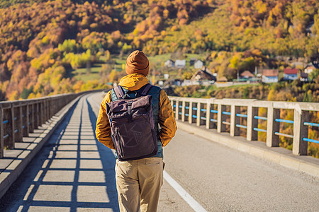 黑山大桥背景的男子 在Tara河雾中清晨出行 环游黑山概念村庄风景国家旅游吸引力公园地标全景纪念碑旅行图片