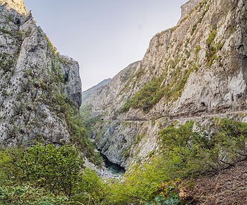 冬季莫拉卡河美丽的峡谷 黑山或欧洲巴尔干Crna Gora旅游山脉风景自然公园风光鸟瞰图岩石村庄悬崖蓝色图片