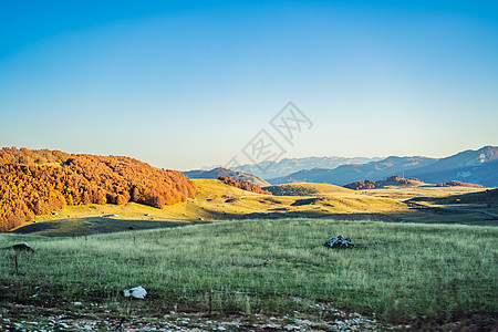 黑山的Zabljak 在黑山周围旅行的概念小木屋房子农村国家爬坡全景村庄风景远足晴天图片