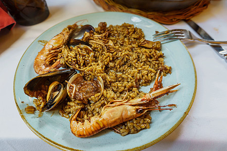 Paella是食谱 以西班牙现巴伦西亚族群的稻米 海鲜或肉类为食谱午餐餐厅藏红花美食海鲜饭菜单食物盘子烹饪图片