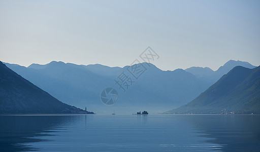 黑山山脉背景下的小岛景观图片