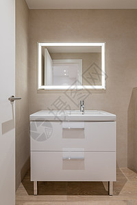 配有米砖 家具和照明长方形大镜子的现代浴室;图片