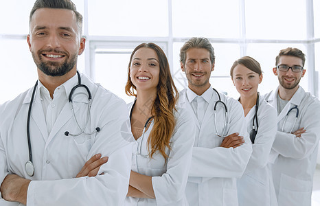 一群快乐的成功的医生 在霍斯比站成一排图片