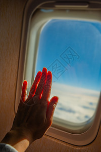从蓝天高处的喷气飞机窗口查看商业航空公司喷射天气云景载体窗户玻璃航班运输图片