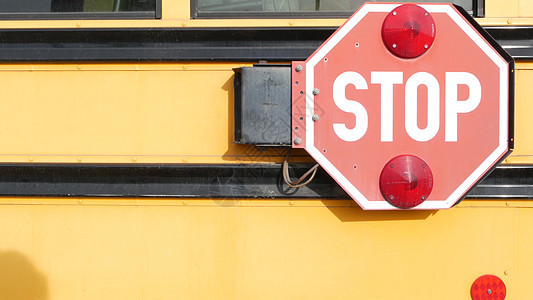 红站牌 美国黄色校车 校车或穿梭车 公路安全教育乘客学习公共汽车交通注意力红色路标警告指示牌图片