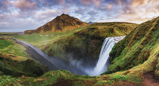 冰岛南部靠近冰岛的Skogafos大瀑布瀑布老年旅行阳光男人游客蓝色天空溪流环境图片