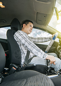 一个年轻人开车的内景 一个快乐的人开车 一个男人开车的侧视图 男人全新汽车的概念图片