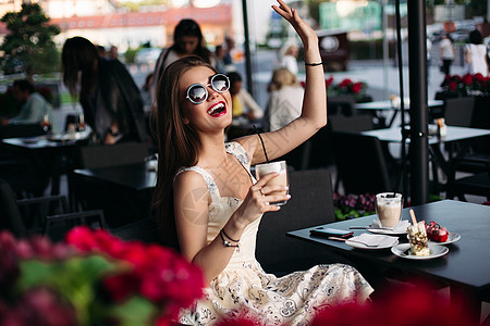 在咖啡馆里 一位美丽而快乐的黑发女人的肖像食堂咖啡餐厅女孩贝雷帽手机杯子喜悦女性成人图片