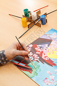 妇女手工绘画日本风景艺术家在讲习班上油漆艺术品爱好刷子染料杂色作坊工艺画笔创造力图片