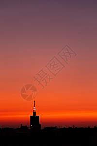 紫色红色夏日日出 城市上方一座旧教堂塔的顶楼天际地平线建筑学建筑阳光太阳日落教会天空地标图片