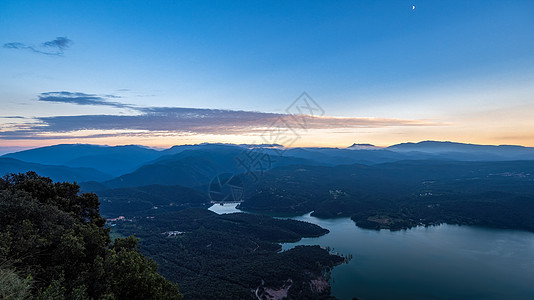 日落在山上和湖上天空旅行阳光山脉公园风景天气橙子季节爬坡图片