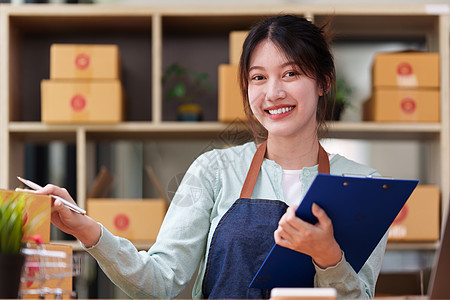 亚洲女性的肖像 电子商务员工自由职业者与包裹箱交付给客户 在线营销包装盒交付概念公司店铺职业命令商业存货企业家物流送货金融图片