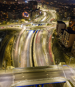 美丽的夜间交通交叉路口 上面有无人驾驶飞机空中观察的车辆行进灯光和夜交通交汇处道路图片