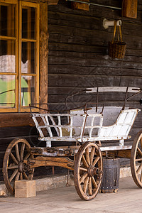 一辆空的古董马车站在西部荒野的一个牧场上吸引力轮子历史农场旅行车轮大车越野车货车风化图片