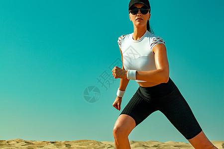 在天空背景下进行瑜伽训练后 运动型和健康的年轻女运动员放松了 健康的生活方式和运动的概念 个人运动休闲灵活性生活身体运动装动机冠图片
