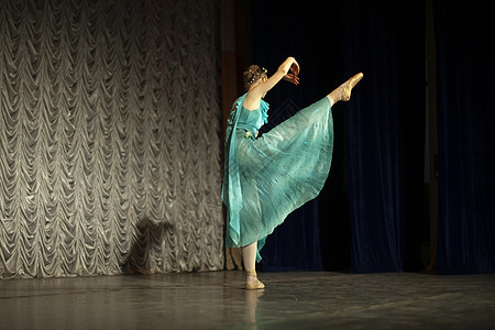 Ballerina舞蹈 舞台上的舞蹈课 穿衣服的女孩工作室演员孩子们公主职业班级婴儿芭蕾舞音乐运动图片