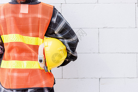 工程师 建筑师 主管工人的后视穿着反光服 以确保工作操作的安全 并持有安全帽图片