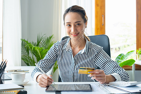 电子商务的概念 快乐的女人购物和信用卡在线支付键盘命令安全互联网店铺产品电脑技术服务信用图片