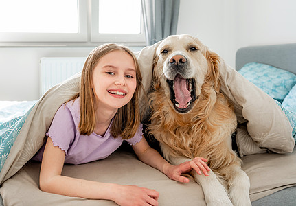 床前明月光小女孩 带着金色猎犬动物孩子乐趣女性幸福生活快乐房间日光友谊背景