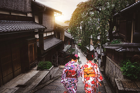 日本京都Higashimama地区旅行者八坂季节樱花艺妓和服城市旅游舞妓女士寺庙图片