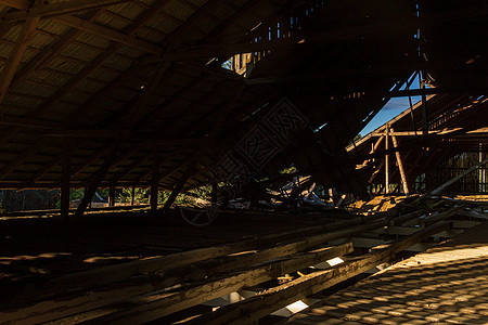 旧农场未拆除的屋顶顶楼层建筑鬼地方幽灵动物农舍地方建设破坏者阳光地面图片