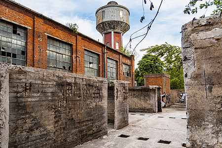 对旧锅炉大楼的广场和老旧建筑的外观工厂都市正方形历史性安装金属城市旅游锅炉房窗户图片