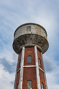 作为旧工厂建筑群一部分的高红砖塔锅炉房地标锅炉城市探索蓝色窗户旅行建筑建筑学图片