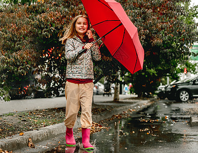 少女秋天肖像雨衣雨靴喜悦季节女性橡皮青春期孩子乐趣水坑图片