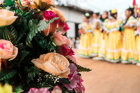 一群无法辨认的尼加拉瓜民俗舞女 在舞台上用鲜花跳舞图片