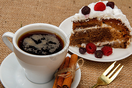 咖啡 肉桂 叉子和饼干蛋糕白色杯子麻布糕点水果传统鞭打奶油甜点桌子图片
