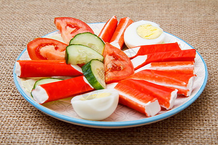 用螃蟹棒 煮鸡蛋 新鲜番茄和黄瓜麻布沙拉午餐红色海鲜小吃美食鱼糜食物营养图片