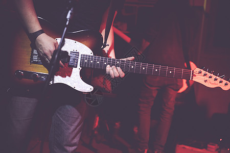 一个吉他手在演唱会上独奏图片
